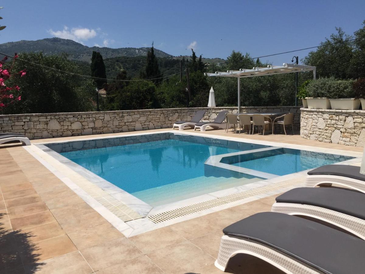 Villa Petrino - Central Flat Location Within Kassiopi. Sleeps 8 외부 사진